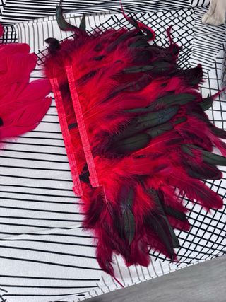 Tocado y hombreras de plumas