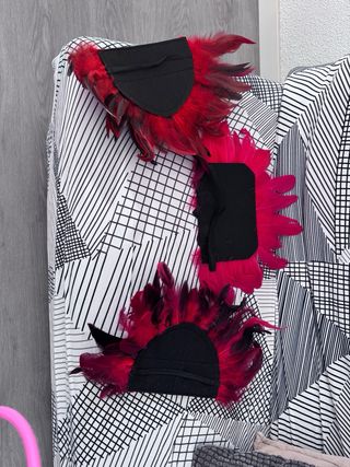 Tocado y hombreras de plumas