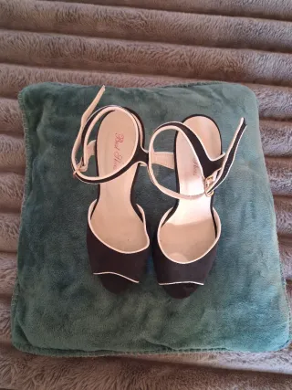 Sandalias tacón negras basicas elegantes