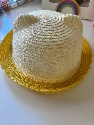 Sombrero de paja con cara de gato. Hermoso