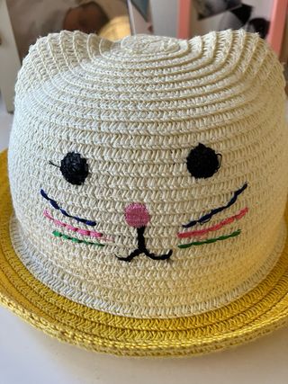 Sombrero de paja con cara de gato. Hermoso