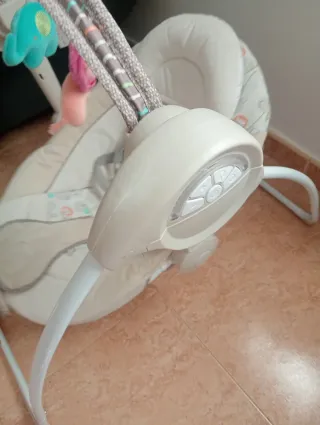 Hamaca para bebé con arco y peluches.