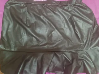 Falda polipiel negra con volantes