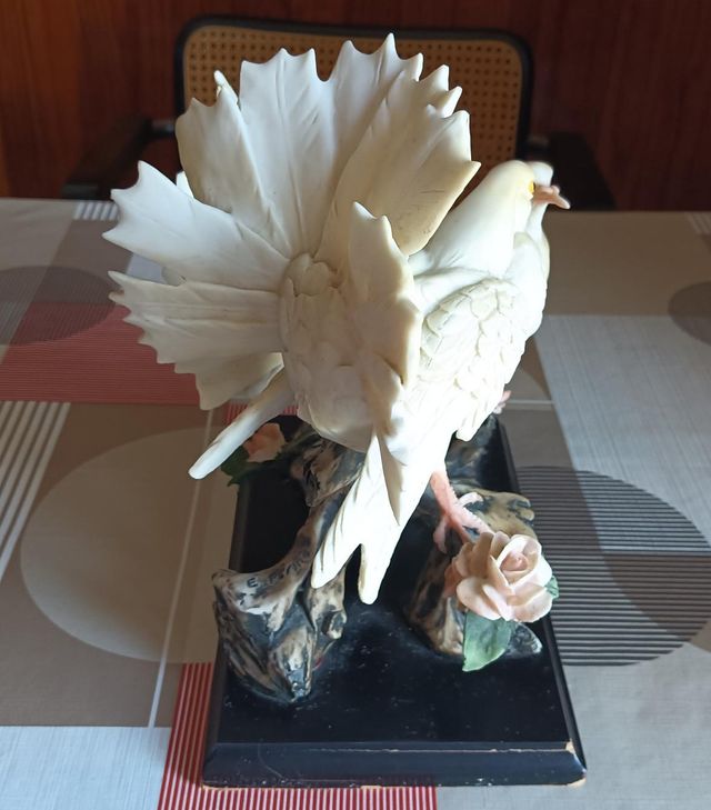 Figura Palomas sobre Tronco con Flores