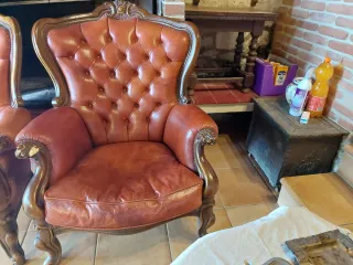 Tavolino intarsiato e 2 poltrone in pelle