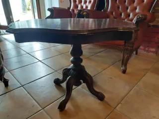 Tavolino intarsiato e 2 poltrone in pelle