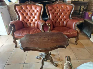 Tavolino intarsiato e 2 poltrone in pelle