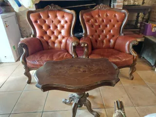 Tavolino intarsiato e 2 poltrone in pelle