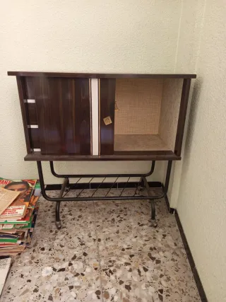Mesa auxiliar con puerta corredera