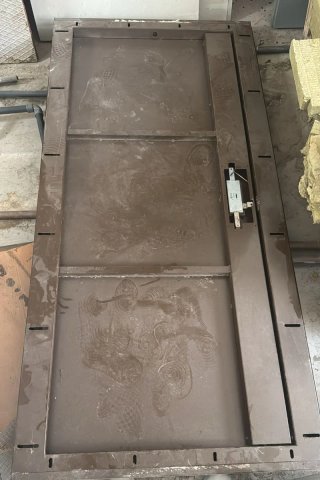 Puerta metálica marrón