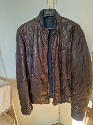 Cazadora de cuero marrón, reversible azul.