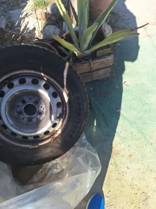 Neumático con llanta Goodyear