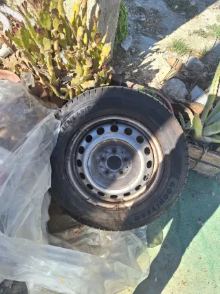 Neumático con llanta Goodyear