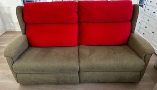Sofá 2 plazas verde con cojines rojos