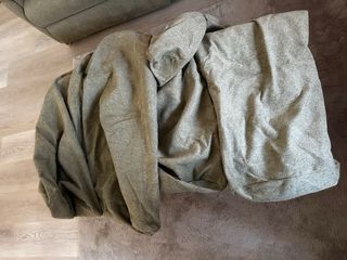 Sofá 2 plazas verde con cojines rojos