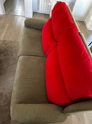 Sofá 2 plazas verde con cojines rojos