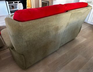 Sofá 2 plazas verde con cojines rojos