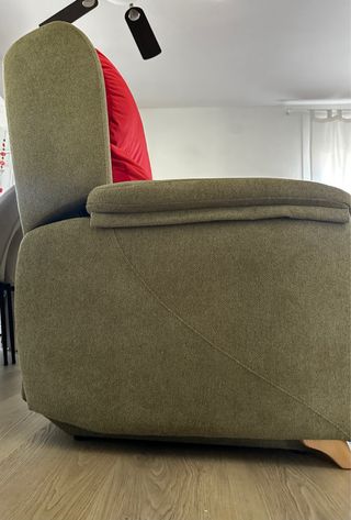 Sofá 2 plazas verde con cojines rojos