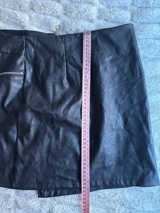 Minifalda efecto piel negra
