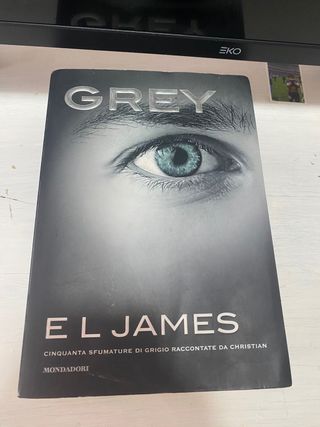 2 Libri: Grey + Cinquanta sfumature di Nero
