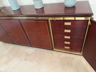 Aparador de madera con detalles dorados