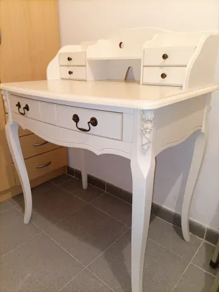 Escritorio blanco madera con silla