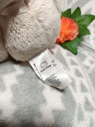 ♥️ Hello Kitty ♥️ vestida de osito crema