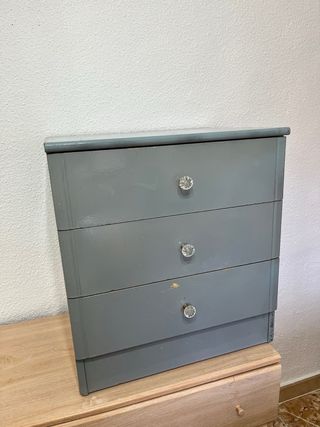 Cajonera de madera gris con tiradores de cristal