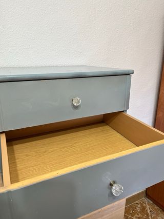 Cajonera de madera gris con tiradores de cristal