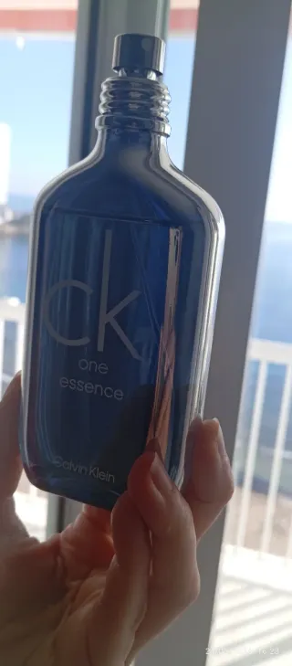 Calvin Klein One Essence Perfume guardada roger