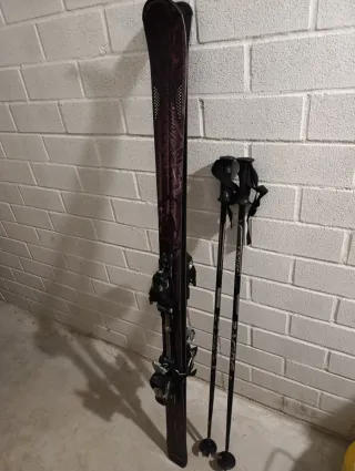 Esquís Fischer y 2 Atomic con palos