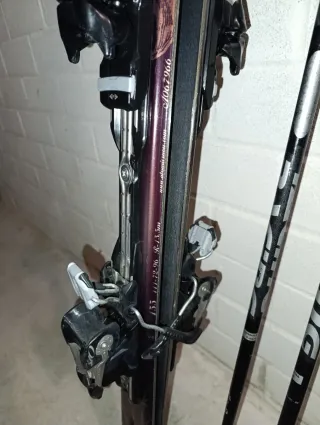 Esquís Fischer y 2 Atomic con palos