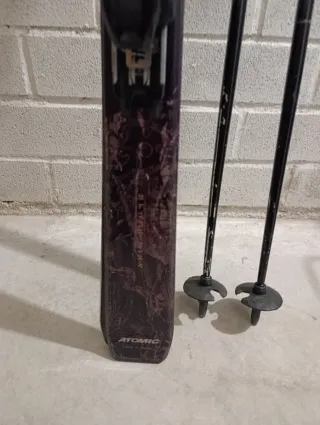 Esquís Fischer y 2 Atomic con palos