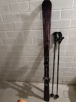 Esquís Fischer y 2 Atomic con palos
