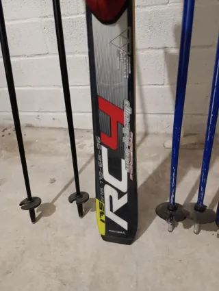 Esquís Fischer y 2 Atomic con palos