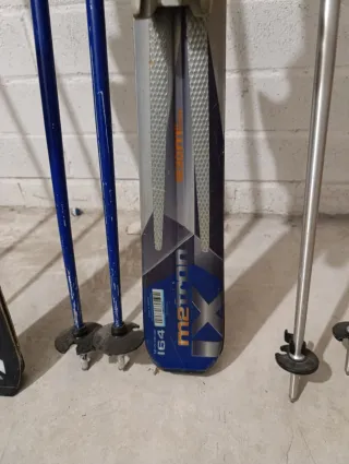 Esquís Fischer y 2 Atomic con palos