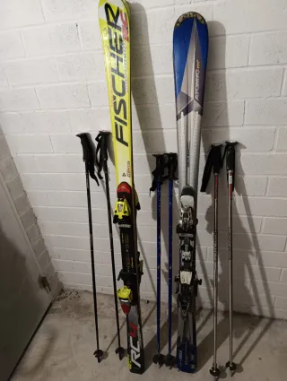 Esquís Fischer y 2 Atomic con palos