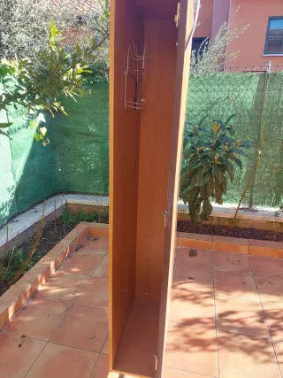 Escobero de madera marrón