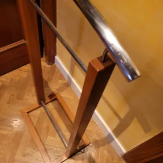 Galan de ropa de madera y metal