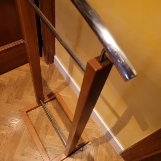 Galan de ropa de madera y metal