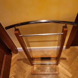 Galan de ropa de madera y metal