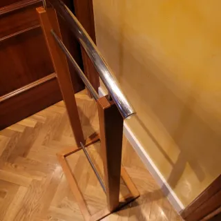 Galan de ropa de madera y metal