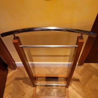 Galan de ropa de madera y metal