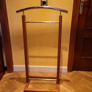 Galan de ropa de madera y metal
