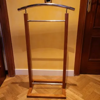 Galan de ropa de madera y metal