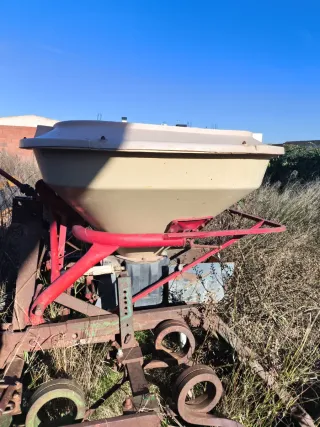 Abonadora para viña con enterrado de abono.