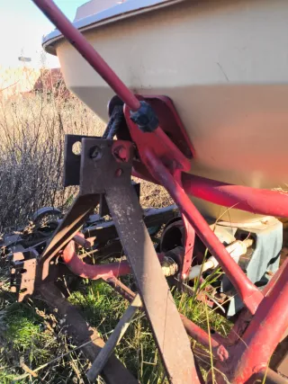 Abonadora para viña con enterrado de abono.