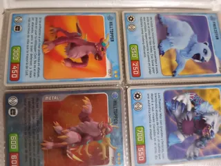 Cartas de Invizimals (vienen más pero no caben)