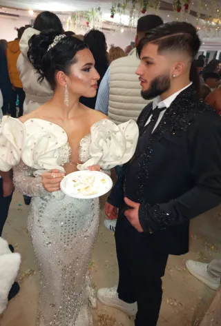 Traje de hombre negro con adornos