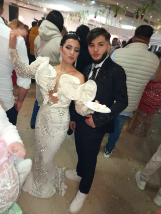 Traje de hombre negro con adornos